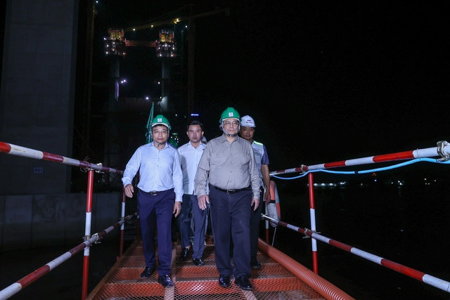 Thủ tướng khảo sát công trình cầu Rạch Miễu 2. Ảnh: VGP/Nhật Bắc