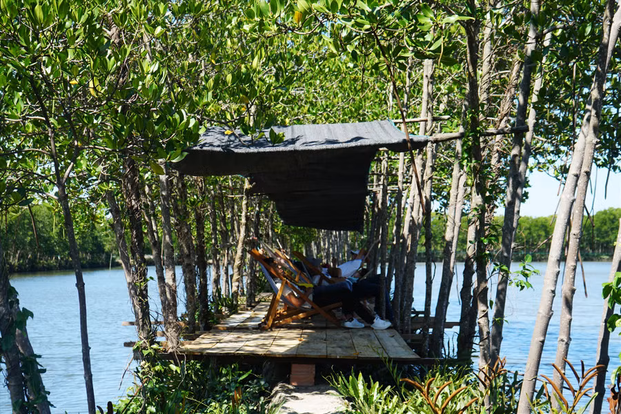 Du khách nghỉ trưa giữa không gian thiên nhiên.