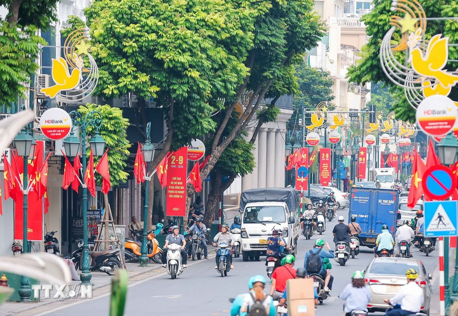 Hà Nội rực đỏ màu cờ, băng rôn, khẩu hiệu chào mừng 79 năm Ngày Cách mạng tháng Tám thành công và Quốc khánh 2/9. (Ảnh: Hoàng Hiếu/TTXVN)