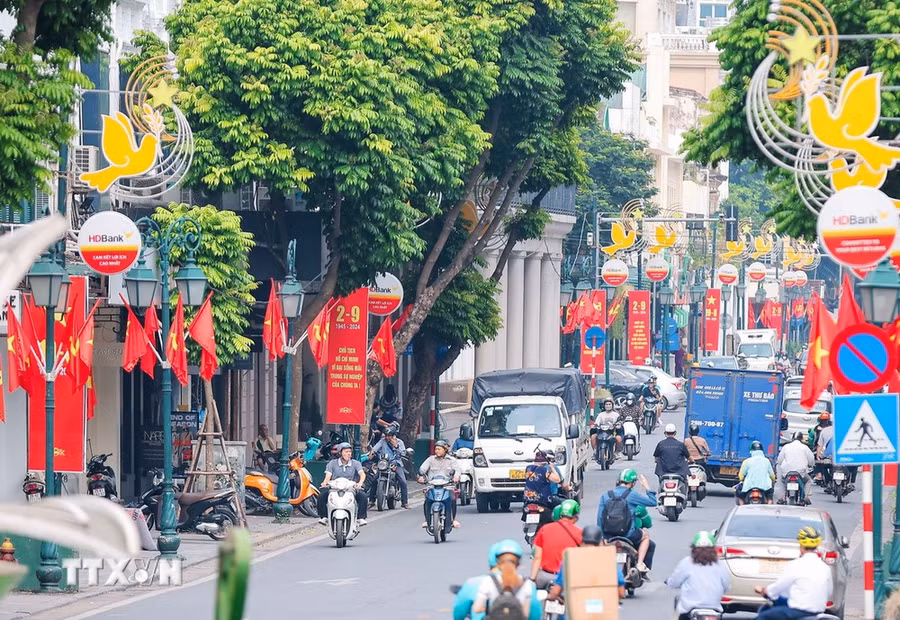 Hà Nội rực đỏ màu cờ, băng rôn, khẩu hiệu chào mừng 79 năm Ngày Cách mạng tháng Tám thành công và Quốc khánh 2/9. (Ảnh: Hoàng Hiếu/TTXVN)