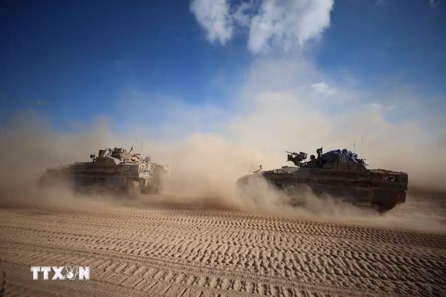 Xe quân sự Israel hiện diện tại Hành lang Philadelphi. (Ảnh: THX/TTXVN) Xe quân sự Israel hiện diện tại Hành lang Philadelphi. (Ảnh: THX/TTXVN)