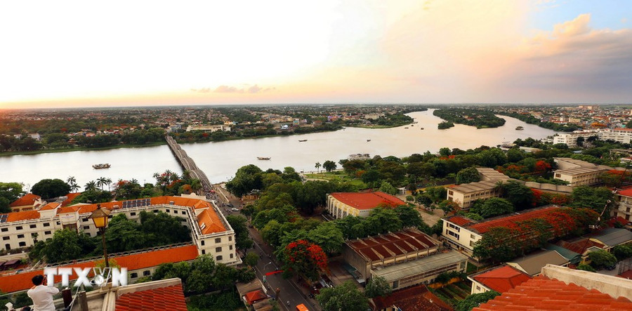 Thành phố Huế góc nhìn từ cầu Trường Tiền về phía Cồn Hến. (Ảnh: Hồ Cầu/TTXVN)