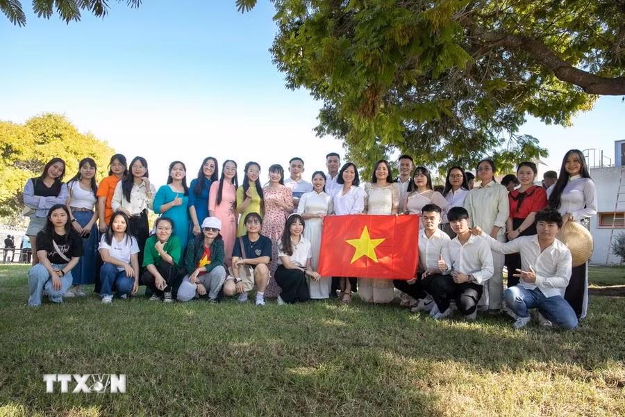 Các sinh viên Việt Nam chụp ảnh chung tại lễ tốt nghiệp. (Ảnh: Đức Trung/TTXVN)