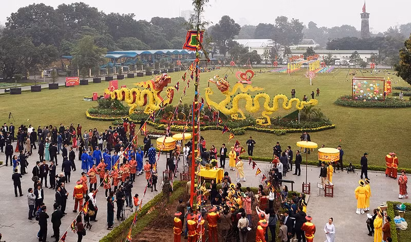 Đoàn đại biểu kiều bào Việt Nam tiêu biểu dự lễ dâng hương và dựng cây nêu tại Khu di sản Hoàng Thành-Thăng Long. (Ảnh THANH GIANG)
