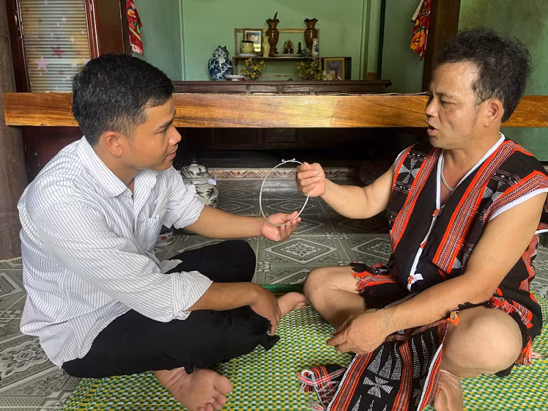 Nghệ nhân Phạm Văn Kình luôn cất giữ, nâng niu chiếc vòng bạc - kỷ vật mà Bác Hồ đã trao tặng cho bố ông.