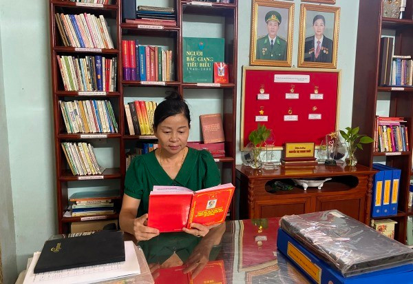 Cô giáo Thiết nghiên cứu tài liệu nâng cao khả năng đổi mới, sáng tạo cho các chương trình giáo dục cộng đồng.