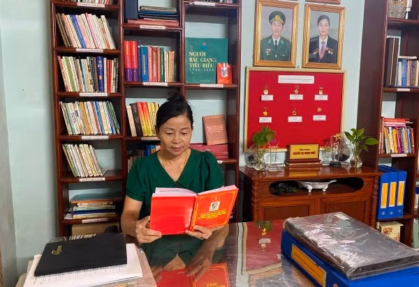 Cô giáo Thiết nghiên cứu tài liệu nâng cao khả năng đổi mới, sáng tạo cho các chương trình giáo dục cộng đồng.