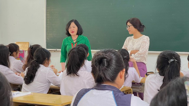 Thứ trưởng Ngô Thị Minh (bìa trái) kiểm tra công tác chuẩn bị thi tốt nghiệp THPT tại tỉnh Kon Tum. Ảnh:Đức Nhật