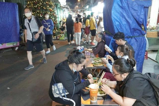 Các dịch vụ ăn uống đua nhau tăng giá. Ảnh: Đào Ngọc Thạch