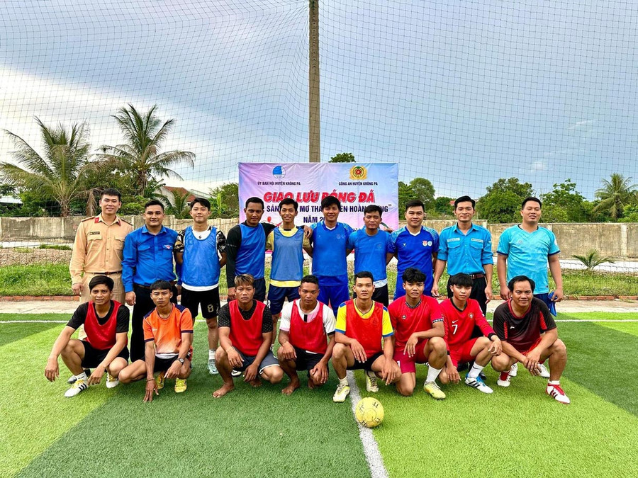 Những thanh niên hoàn lương tự tin tham gia giao lưu bóng đá cùng với cán bộ, chiến sĩ Công an và đoàn viên, thanh niên trong huyện. Ảnh: Nay Chương