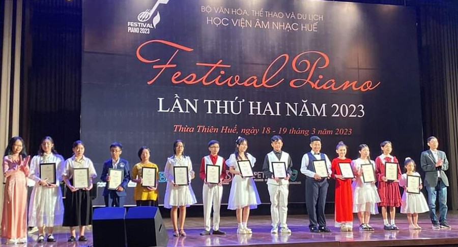 Em Trần Tuấn Kiệt (thứ 7 từ phải sang) tại lễ trao giải Festival Piano lần thứ II-2023 (ảnh gia đình nhân vật cung cấp). Em Trần Tuấn Kiệt (thứ 7 từ phải sang) tại lễ trao giải Festival Piano lần thứ II-2023 (ảnh gia đình nhân vật cung cấp).