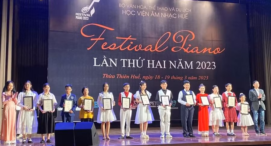 Em Trần Tuấn Kiệt (thứ 7 từ phải sang) tại lễ trao giải Festival Piano lần thứ II-2023 (ảnh gia đình nhân vật cung cấp).