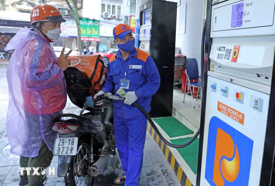 Mua bán xăng dầu tại một điểm kinh doanh trên địa bàn Hà Nội. (Ảnh: Trần Việt/TTXVN)