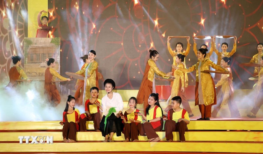 Chương trình nghệ thuật sử thi &apos;Theo dấu chân Đức Thánh Nguyễn&apos;. (Ảnh: Thùy Dung/TTXVN)