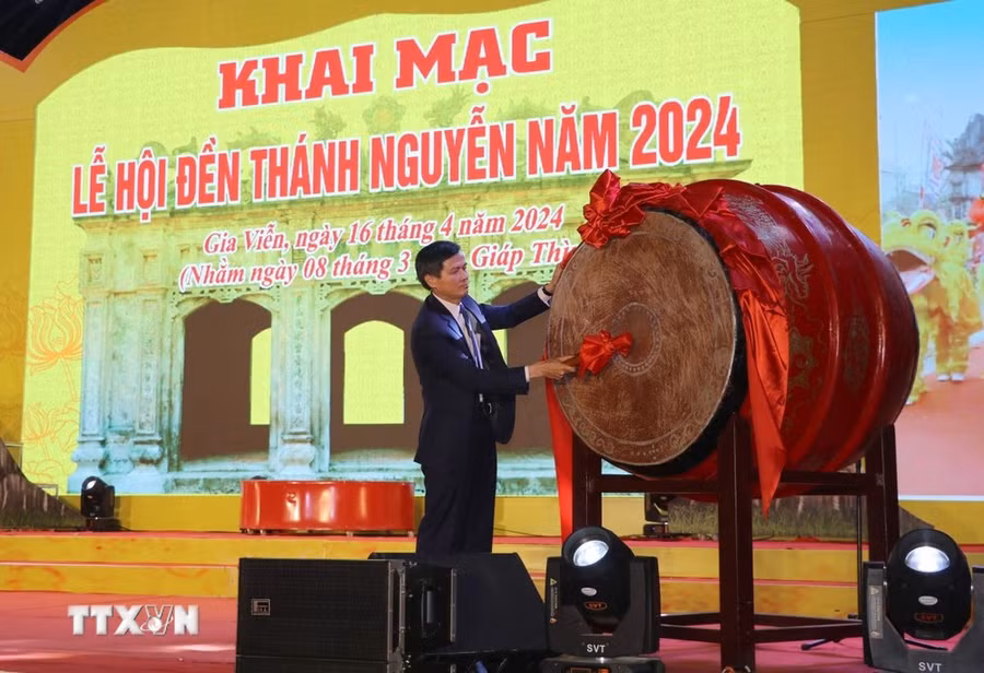 Bí thư Tỉnh ủy Ninh Bình Đoàn Minh Huấn đánh trống khai hội. (Ảnh: Thùy Dung/TTXVN)