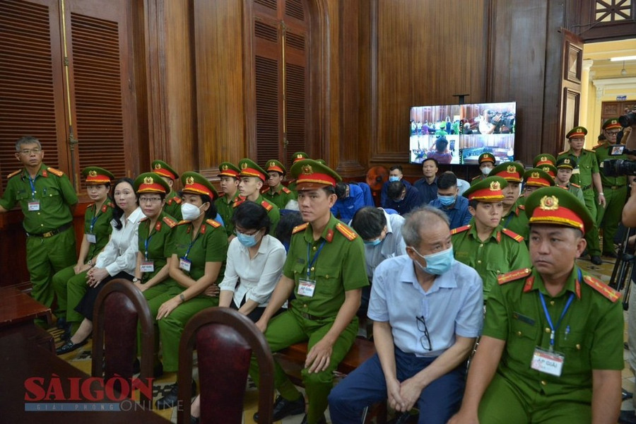 Các bị cáo tại tòa sáng 11-4. Ảnh: CAO THĂNG