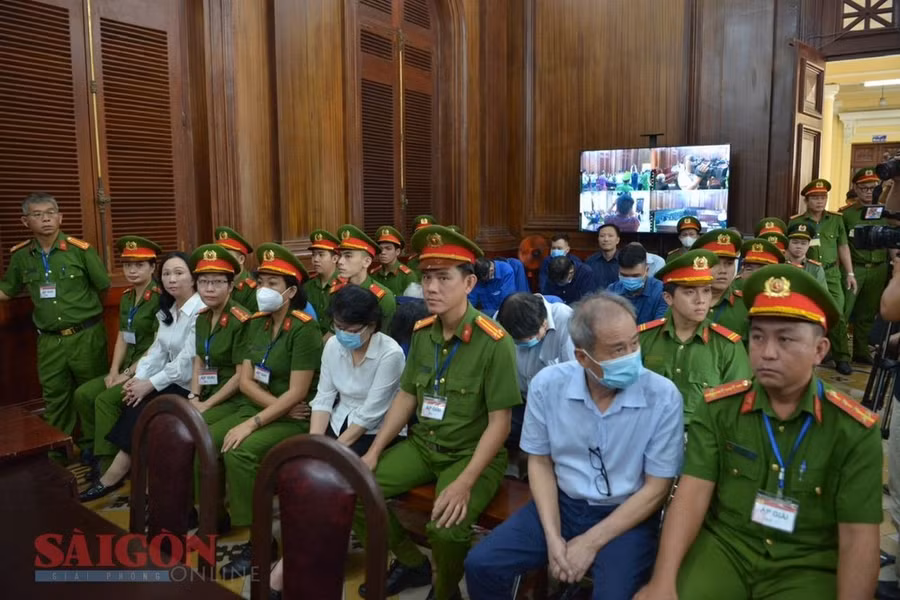 Các bị cáo tại tòa sáng 11-4. Ảnh: CAO THĂNG