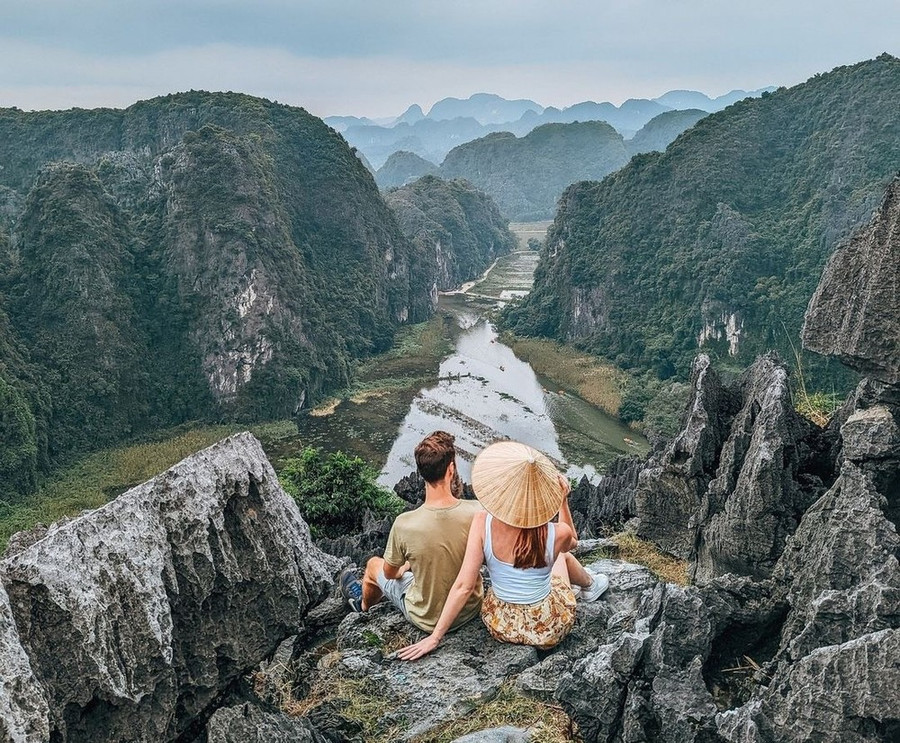 Du khách quốc tế trên đỉnh Hang Múa, Ninh Bình. (Ảnh: CTV/Vietnam+) Du khách quốc tế trên đỉnh Hang Múa, Ninh Bình. (Ảnh: CTV/Vietnam+)