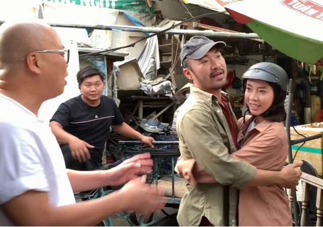 Vũ Ngọc Đãng chỉ đạo diễn xuất trên trường quay Con Nhót mót chồng. Ảnh: FBNV Vũ Ngọc Đãng chỉ đạo diễn xuất trên trường quay Con Nhót mót chồng. Ảnh: FBNV