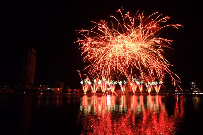 Những hiệu ứng đặc biệt của màn trình diễn mang cảm hứng đầy lãng mạn về xứ sở lá phong xa xôi đến từ vùng Bắc Cực – nơi những người dân hồn hậu cùng bên nhau hát ca, tiệc tùng, khiêu vũ để đón mùa hè về Những hiệu ứng đặc biệt của màn trình diễn mang cảm hứng đầy lãng mạn về xứ sở lá phong xa xôi đến từ vùng Bắc Cực – nơi những người dân hồn hậu cùng bên nhau hát ca, tiệc tùng, khiêu vũ để đón mùa hè về