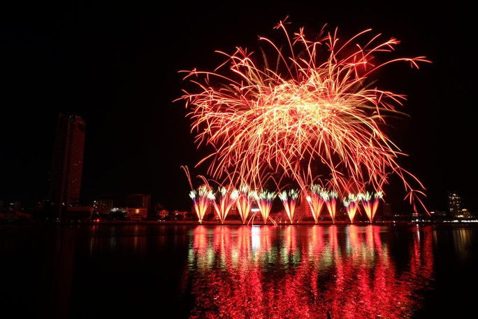 Những hiệu ứng đặc biệt của màn trình diễn mang cảm hứng đầy lãng mạn về xứ sở lá phong xa xôi đến từ vùng Bắc Cực – nơi những người dân hồn hậu cùng bên nhau hát ca, tiệc tùng, khiêu vũ để đón mùa hè về Những hiệu ứng đặc biệt của màn trình diễn mang cảm hứng đầy lãng mạn về xứ sở lá phong xa xôi đến từ vùng Bắc Cực – nơi những người dân hồn hậu cùng bên nhau hát ca, tiệc tùng, khiêu vũ để đón mùa hè về