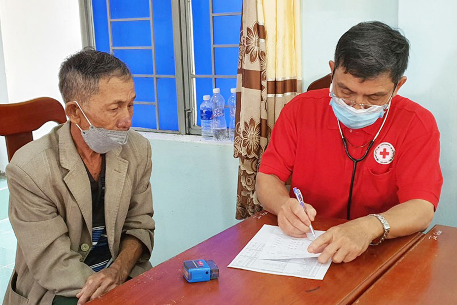 Bác sĩ Huỳnh Văn Phước đã tham gia nhiều chuyến khám, phát thuốc miễn phí cho người nghèo ở vùng sâu vùng xa. Ảnh: Nhật Hào Bác sĩ Huỳnh Văn Phước đã tham gia nhiều chuyến khám, phát thuốc miễn phí cho người nghèo ở vùng sâu vùng xa. Ảnh: Nhật Hào