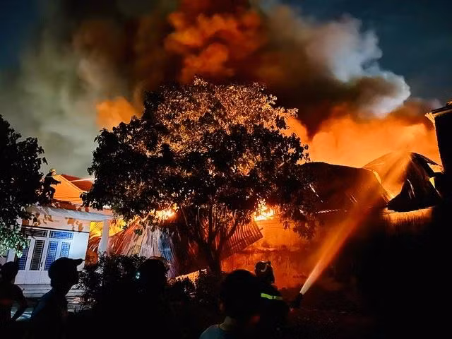 Cảnh sát PCCC tiếp cận đám cháy từ nhiều phía. ẢNH: ĐỖ TRƯỜNG