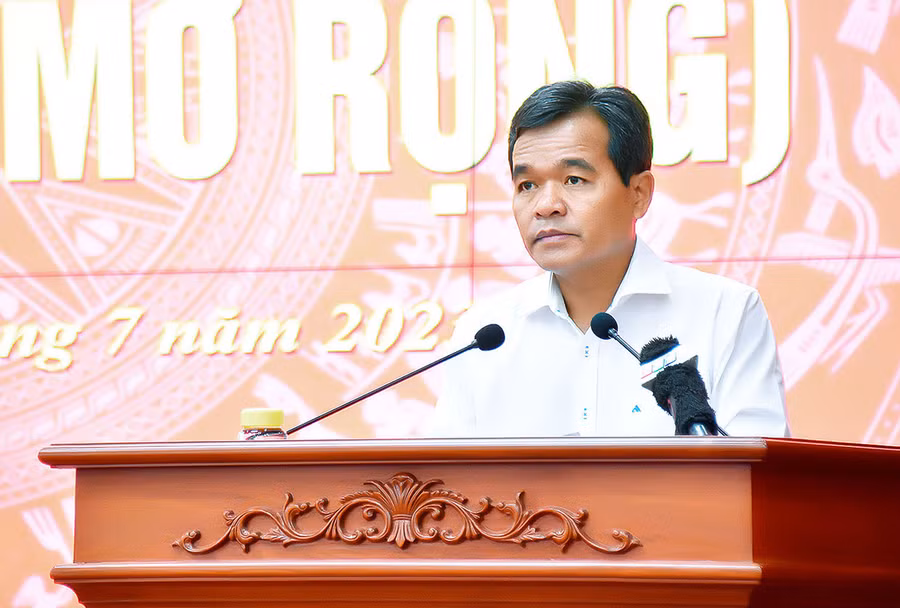 Ủy viên Ban Chấp hành Trung ương Đảng, Bí thư Tỉnh ủy, Chủ tịch HĐND tỉnh Hồ Văn Niên phát biểu tại hội nghị. Ảnh: Đức Thụy