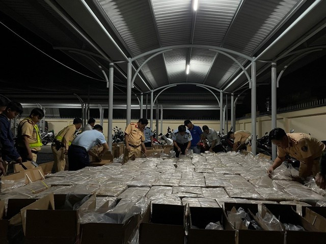 Đoàn kiểm tra bắt giữ hơn 120.000 bao thuốc lá nhập lậu Đoàn kiểm tra bắt giữ hơn 120.000 bao thuốc lá nhập lậu