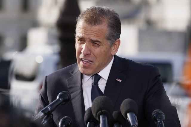 Ông Hunter Biden đối mặt 3 cáo buộc trọng tội bắt nguồn từ việc ông mua và sở hữu một khẩu súng lục ổ xoay vào năm 2018. Ảnh: Tân Hoa Xã Ông Hunter Biden đối mặt 3 cáo buộc trọng tội bắt nguồn từ việc ông mua và sở hữu một khẩu súng lục ổ xoay vào năm 2018. Ảnh: Tân Hoa Xã