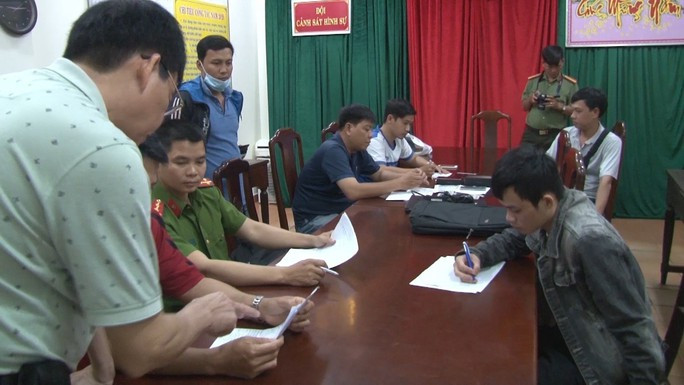 Vì sao nhiều người mất hàng trăm triệu đồng chỉ sau một cuộc điện thoại? - Ảnh 2. Một đối tượng lừa đảo công nghệ cao bằng hình thức Hackface bị bắt. Ảnh: Cơ quan công an cung cấp.