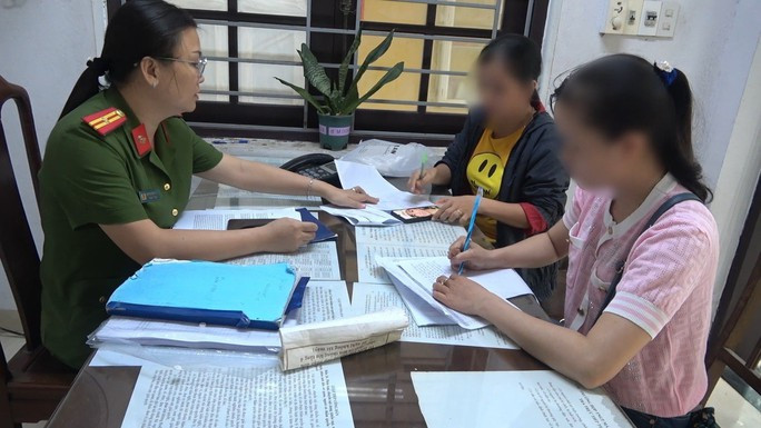 Vì sao nhiều người mất hàng trăm triệu đồng chỉ sau một cuộc điện thoại? - Ảnh 1. Chị N. (bìa phải) trình báo với công an mình bị lừa mất 220 triệu đồng. Ảnh: Công an cung cấp.