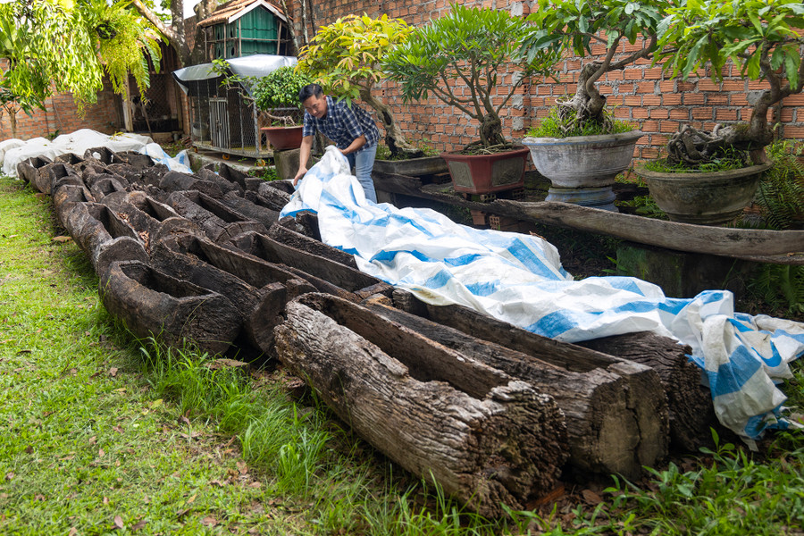 Những chiếc hòm gỗ dùng an táng người chết của các DTTS tại chỗ được sưu tầm và bảo quản ở vườn nhà. Ảnh: NB