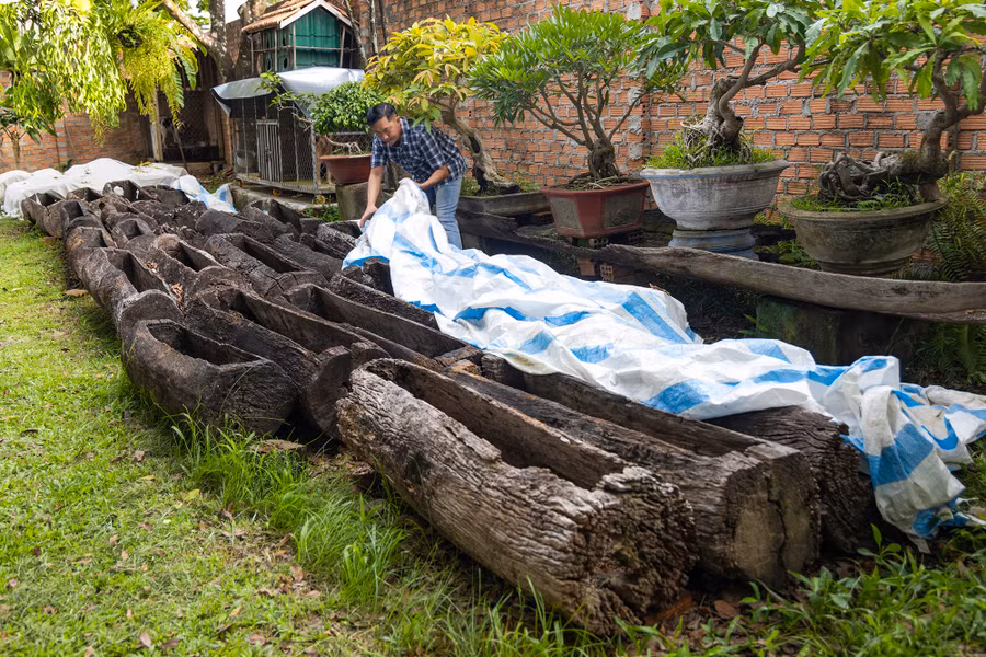 Những chiếc hòm gỗ dùng an táng người chết của các DTTS tại chỗ được sưu tầm và bảo quản ở vườn nhà. Ảnh: NB