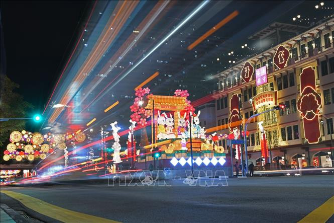 Trang trí đèn lồng đón Tết Nguyên đán tại Singapore, ngày 3/1/2023. Ảnh: THX/TTXVN Trang trí đèn lồng đón Tết Nguyên đán tại Singapore, ngày 3/1/2023. Ảnh: THX/TTXVN