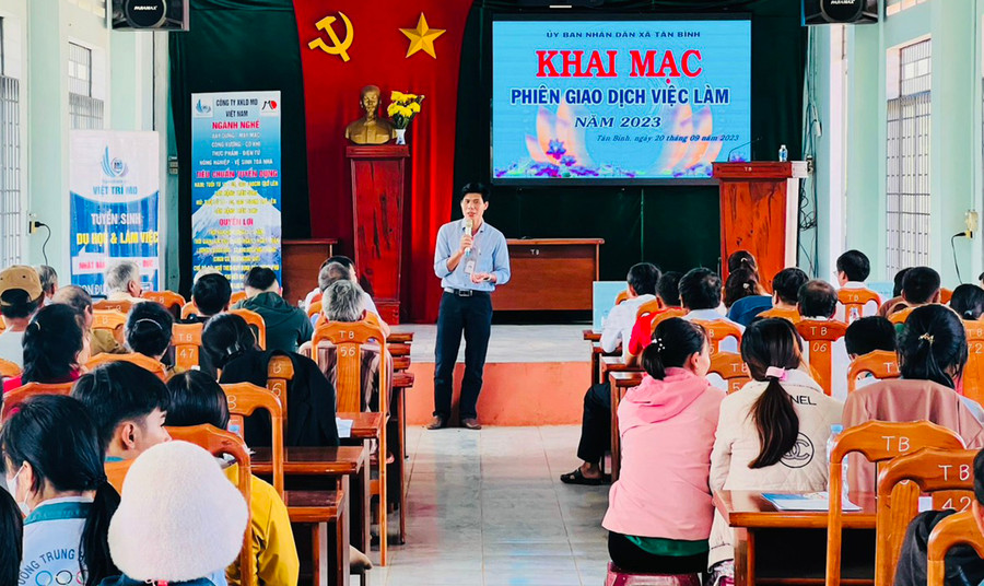 Đại diện công ty xuất khẩu lao động giới thiệu thị trường việc làm ngoài nước cho lao động tại phiên giao dịch việc làm ở xã Tân Bình. Ảnh: Đ.Y Đại diện công ty xuất khẩu lao động giới thiệu thị trường việc làm ngoài nước cho lao động tại phiên giao dịch việc làm ở xã Tân Bình. Ảnh: Đ.Y