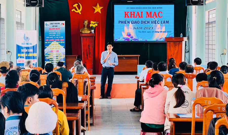 Đại diện công ty xuất khẩu lao động giới thiệu thị trường việc làm ngoài nước cho lao động tại phiên giao dịch việc làm ở xã Tân Bình. Ảnh: Đ.Y