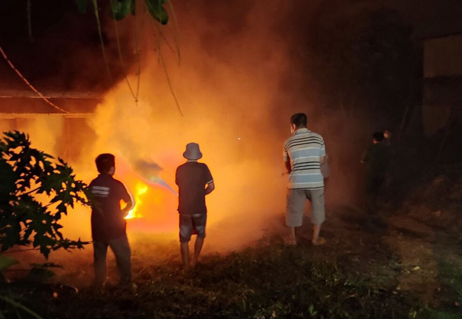 Người dân thực tập phòng cháy chữa cháy. Ảnh: Thiên Di