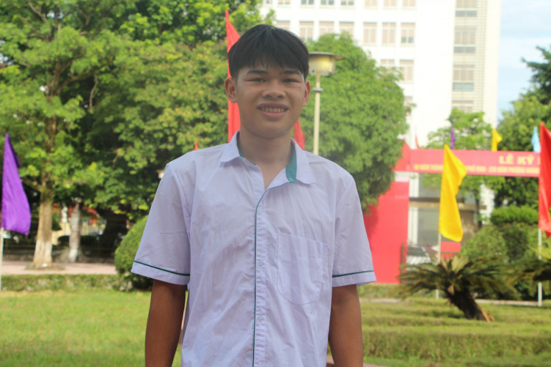 Việt luôn suy nghĩ: thầy cô là những người mở chìa khóa kiến thức, còn học sinh cần phải nêu cao tinh thần tự học. Việt luôn suy nghĩ: thầy cô là những người mở chìa khóa kiến thức, còn học sinh cần phải nêu cao tinh thần tự học.