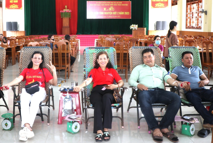 Các tình nguyện viên và người dân thị xã An Khê tình nguyện hiến máu cứu người bệnh. Ảnh: Ngọc Minh