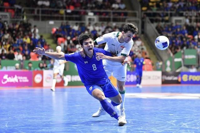 Đội tuyển Thái Lan (áo xanh) gặp nhiều khó khăn và bị dẫn 1-2 sau hiệp 1. Ảnh: FAT Đội tuyển Thái Lan (áo xanh) gặp nhiều khó khăn và bị dẫn 1-2 sau hiệp 1. Ảnh: FAT