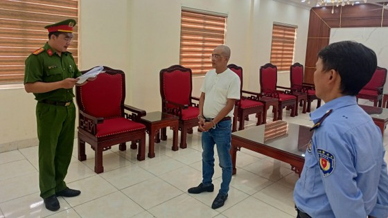 Cơ quan công an đọc lệnh bắt giam Tuấn. Cơ quan công an đọc lệnh bắt giam Tuấn.