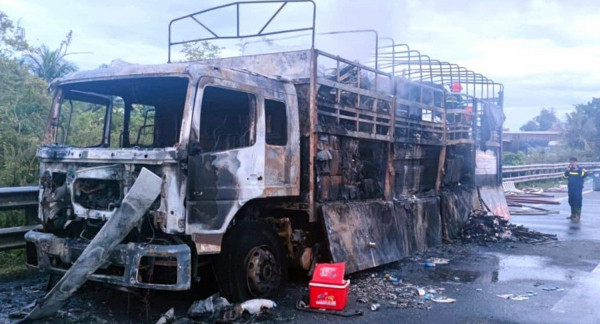 Chiếc ôtô tải hư hỏng nặng sau vụ cháy. Chiếc ôtô tải hư hỏng nặng sau vụ cháy.