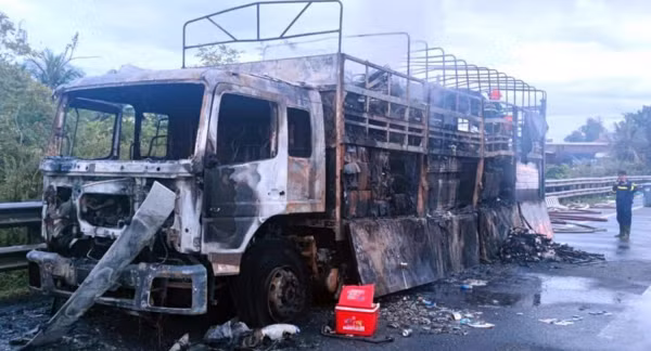 Chiếc ôtô tải hư hỏng nặng sau vụ cháy.