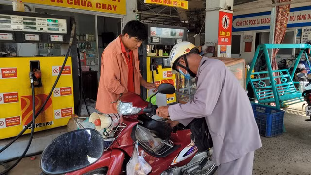 Giá xăng dầu vẫn diễn biến khó lường do tác động từ thị trường thế giới.