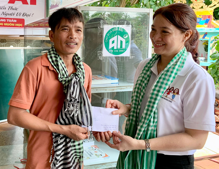 Anh Trần Phước Lợi nhận hỗ trợ từ Nhóm thiện nguyện An Nguyên Coffee &amp; Books và Những Người Bạn (TP. Hồ Chí Minh). Ảnh: Như Nguyện