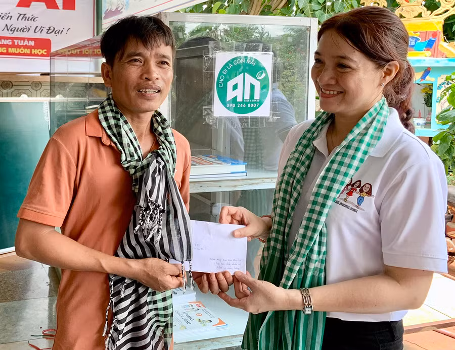 Anh Trần Phước Lợi nhận hỗ trợ từ Nhóm thiện nguyện An Nguyên Coffee &amp; Books và Những Người Bạn (TP. Hồ Chí Minh). Ảnh: Như Nguyện