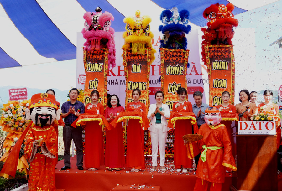 Các đại biểu cắt băng khánh thành nhà máy. Ảnh: TL