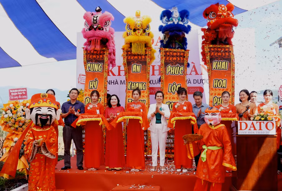 Các đại biểu cắt băng khánh thành nhà máy. Ảnh: TL