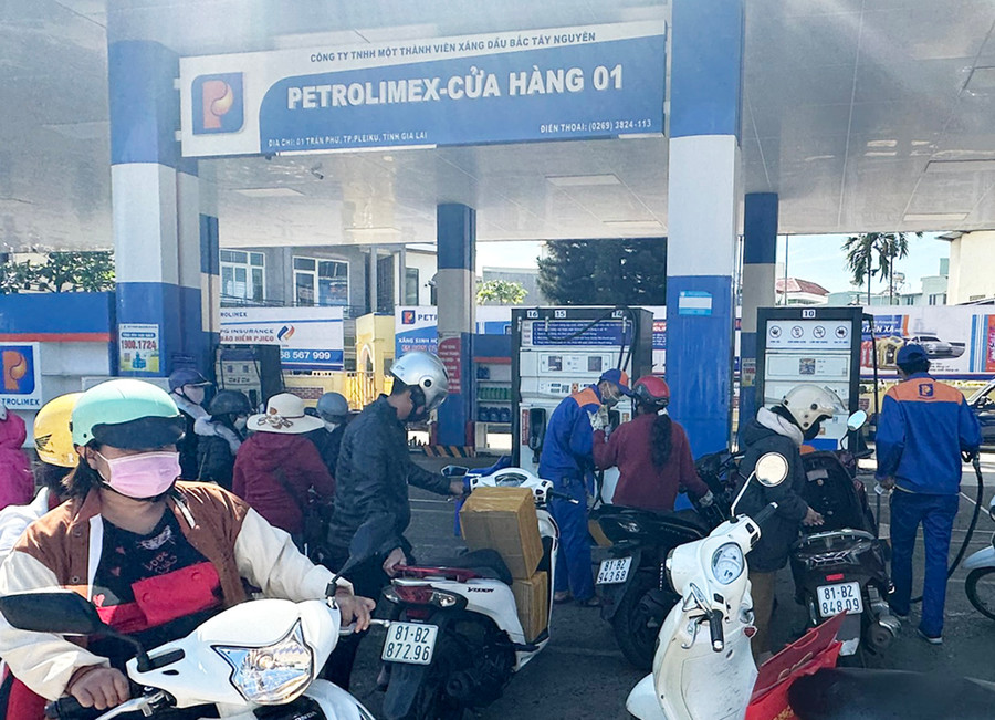 Thủ tướng Chính phủ ban hành Công điện chỉ đạo tập trung thực hiện các giải pháp bảo đảm cung ứng đủ xăng dầu cho sản xuất, kinh doanh và tiêu dùng của người dân, doanh nghiệp. Ảnh: G.B Thủ tướng Chính phủ ban hành Công điện chỉ đạo tập trung thực hiện các giải pháp bảo đảm cung ứng đủ xăng dầu cho sản xuất, kinh doanh và tiêu dùng của người dân, doanh nghiệp. Ảnh: G.B